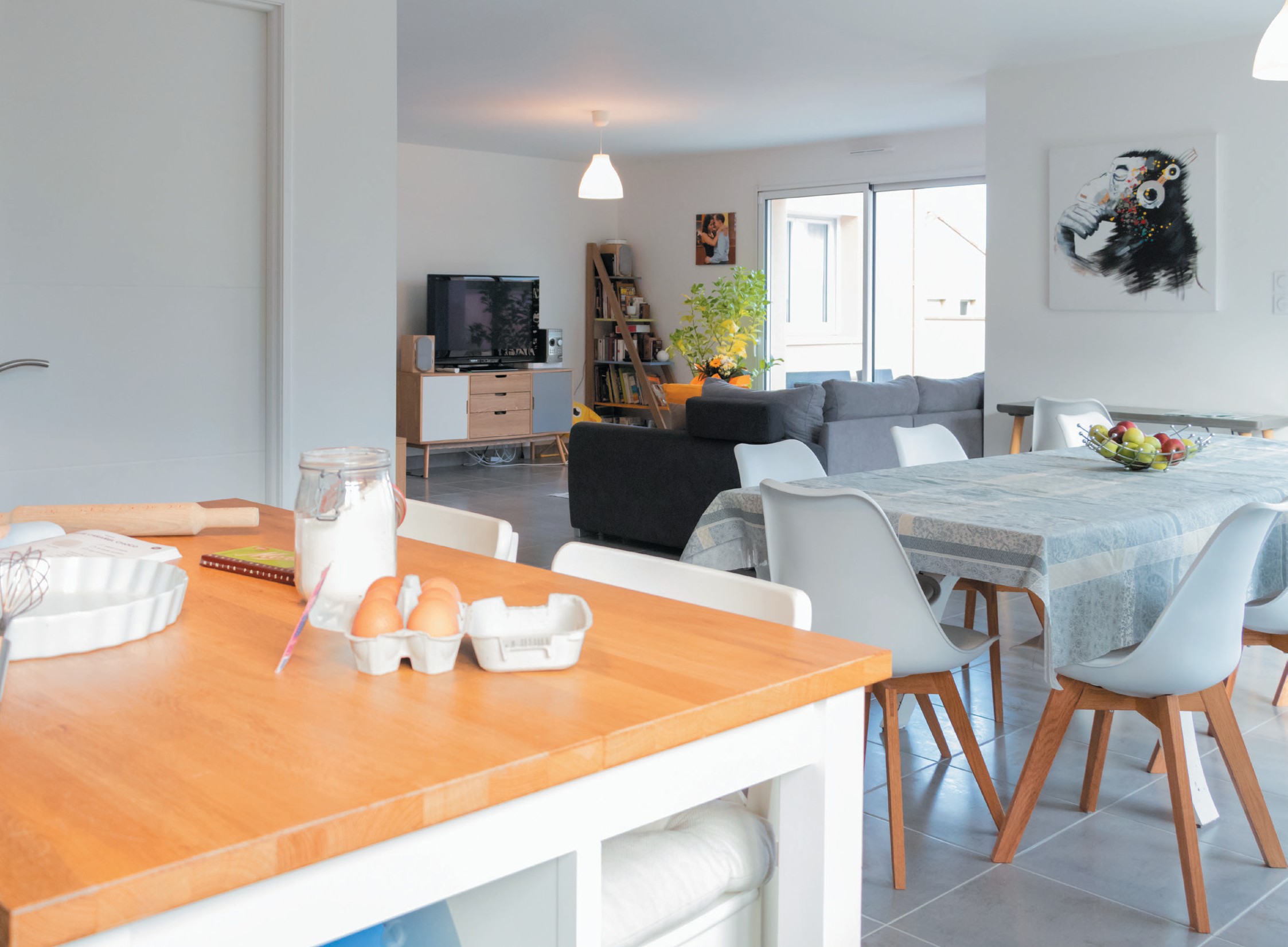 Vue du séjour-salle à manger de la maison contemporaine 