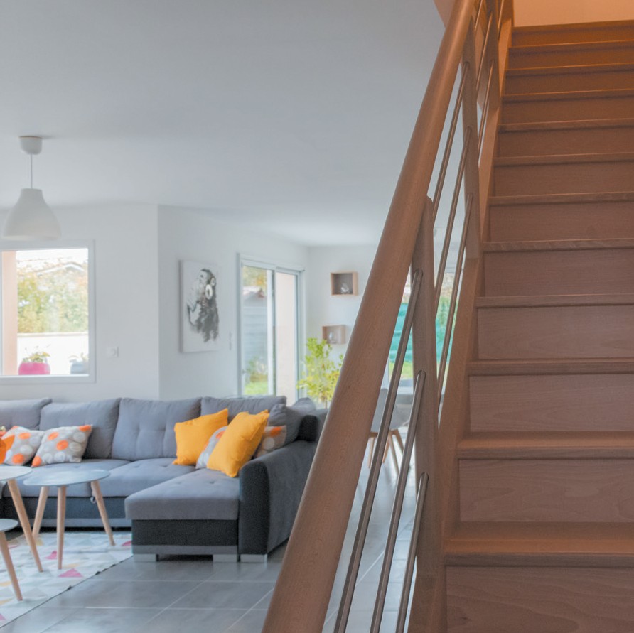 vue du salon de la maison contemporaine avec escalier 